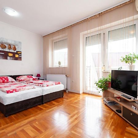 Momo'S Studio Apartment Subotica Exteriör bild